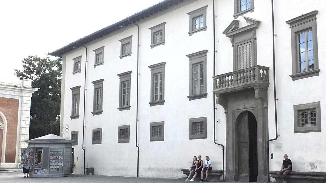 La sede del provveditorato alle opere pubblche in piazza dei Cavalieri chiuderà il 1°gennaio (Foto Fabio Muzzi)