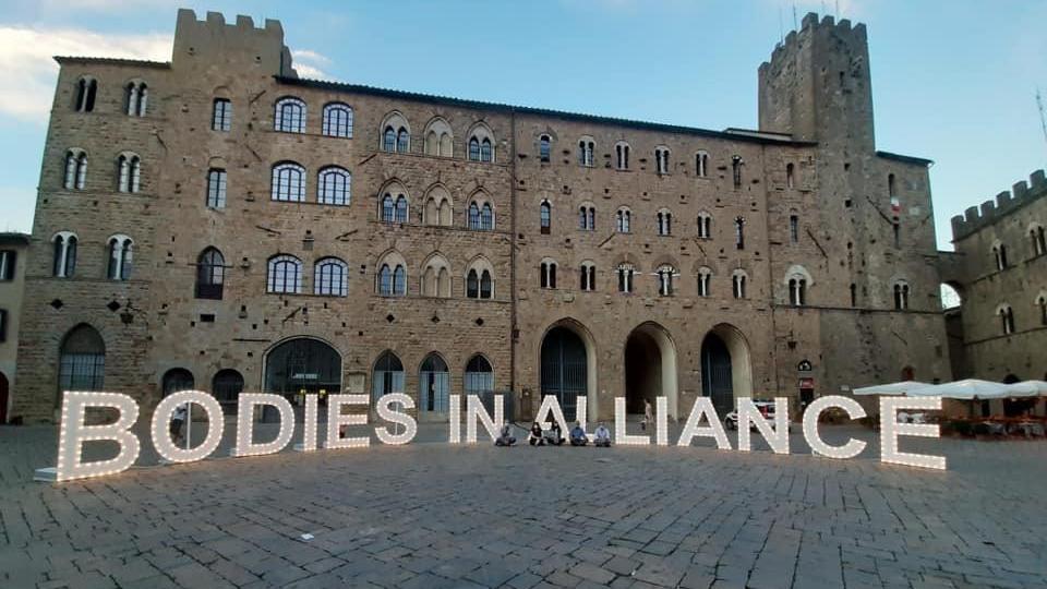 L’installazione in piazza dei Priori a Volterra dell’artista Marinella Senatore