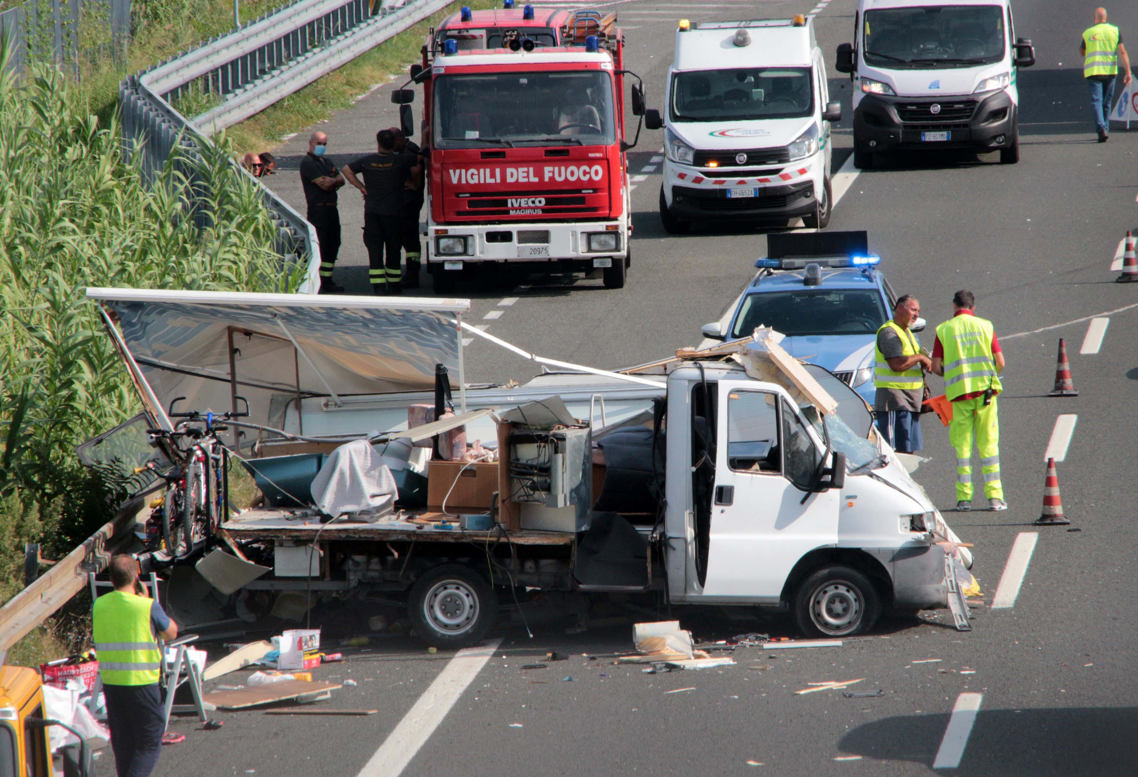 Camper si ribalta in autostrada: cinque feriti 