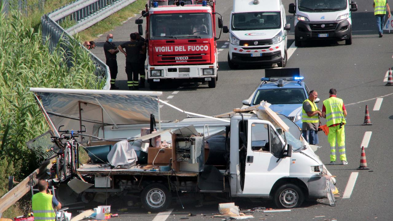 Camper si ribalta in autostrada: cinque feriti
