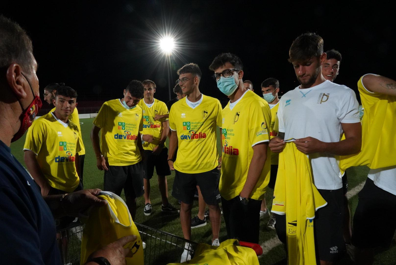 Alcuni giocatori del Pontedera durante la presentazione allo stadio Mannucci di giovedì 3 settembre (Foto Franco Silvi)