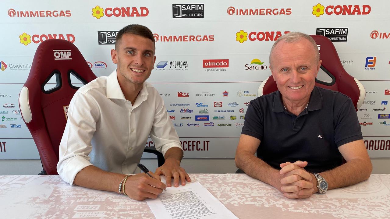 Il momento della firma: Simone Mazzocchi accanto al ds Doriano Tosi