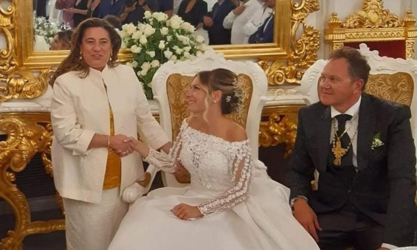 Due sposi massesi al Castello dei Polese con sfumature ucraine 