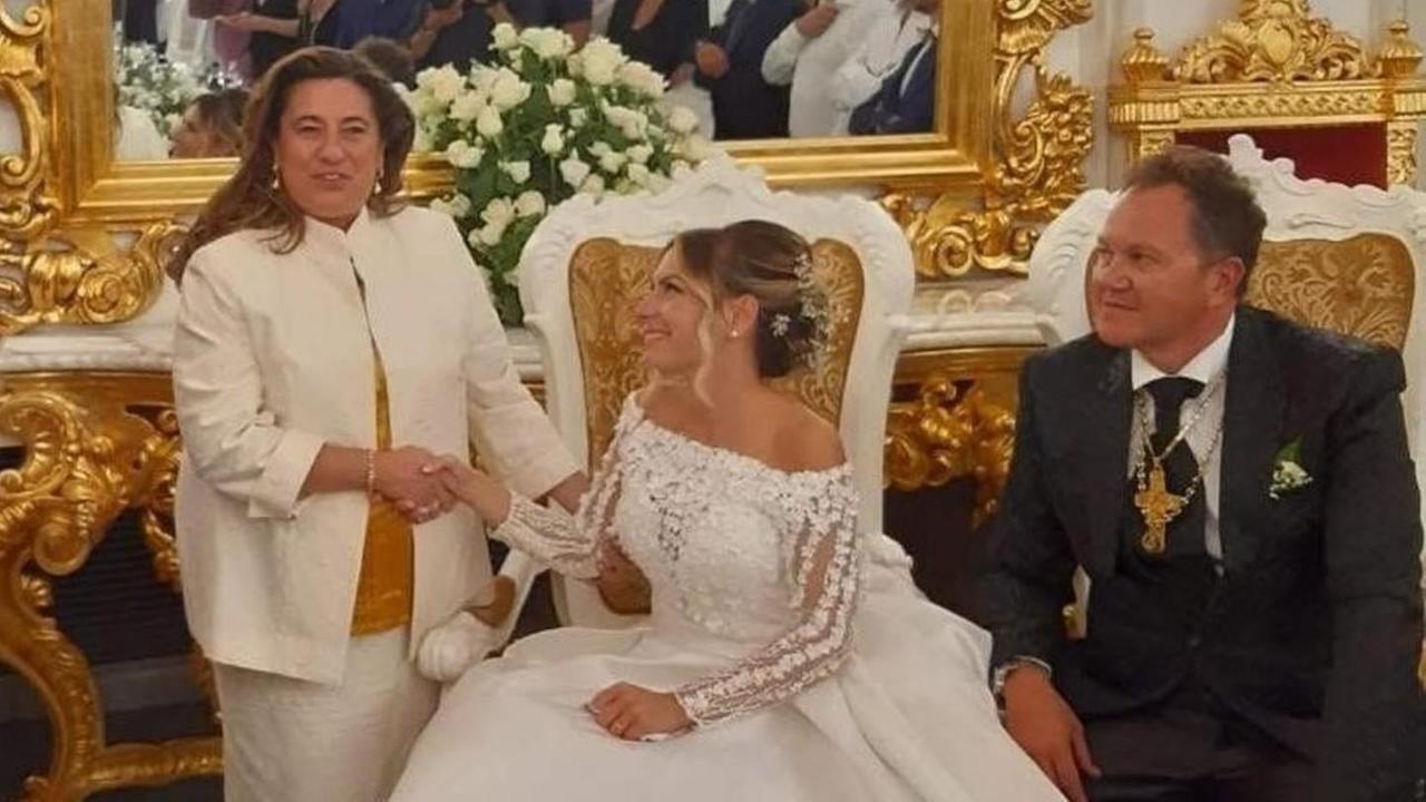 Due sposi massesi al Castello dei Polese con sfumature ucraine