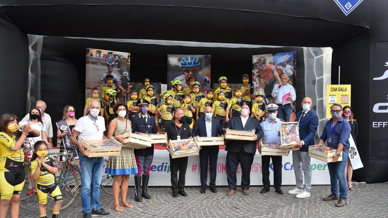 Il centro colorato a festa dà il benvenuto al Giro Rosa