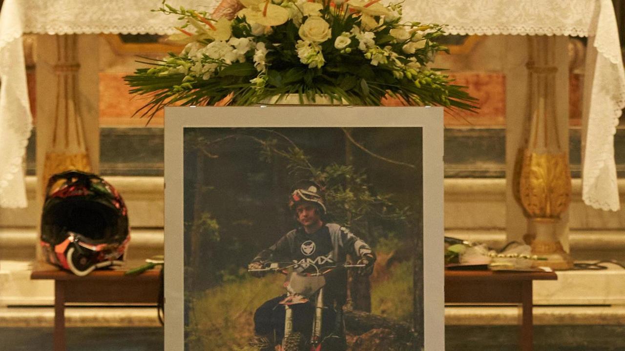 Il rombo delle moto per l’addio a Mattia «Per lui guidare significava libertà»