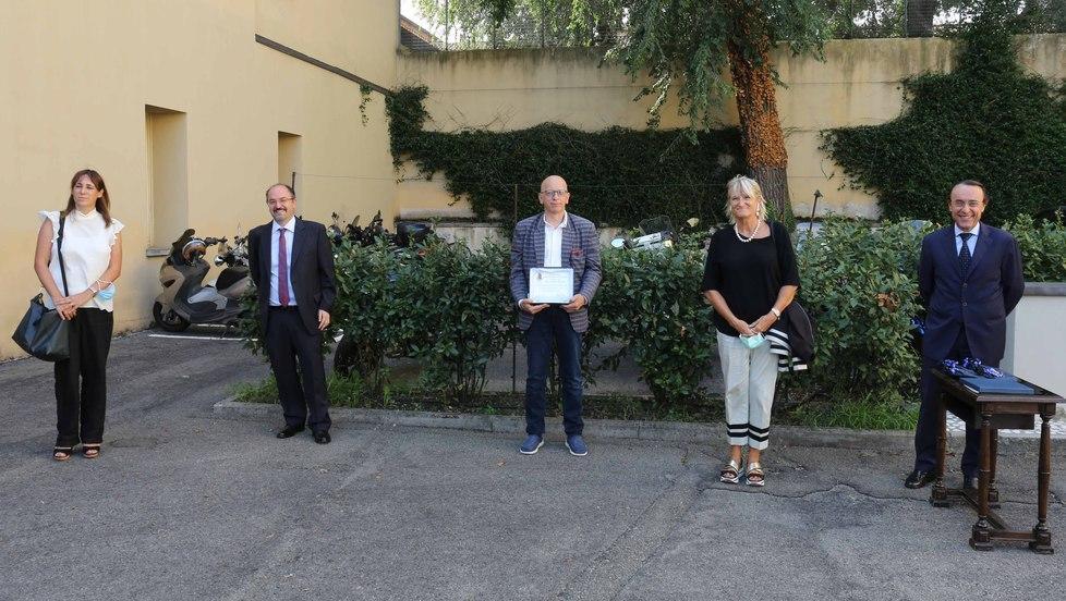 Consegnata una targa per ringraziare i medici