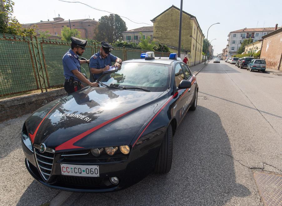 Sbatte contro un’auto mentre va in bicicletta Ferita una 86enne 
