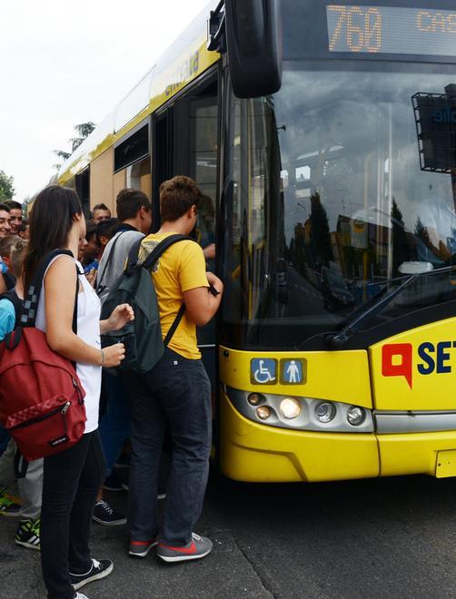 Modena e provincia. Autobus, 120 corse in più Riaprono le porte anteriori e tornano le obliteratrici 