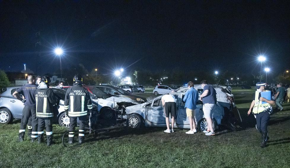 Modena. La ricostruzione/ Sette automobili in fiamme nel parcheggio alla Festa Pd «Si spera sia accidentale» 