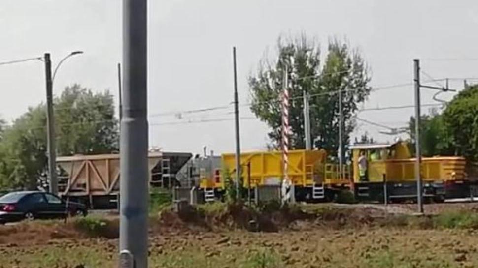 Fossoli Passaggio a livello con le sbarre alzate Il treno passa lo stesso