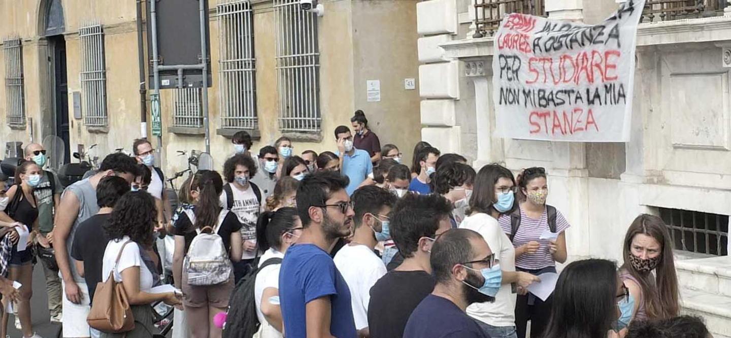 Il sit-in di protesta degli studenti dell’Università di Pisa davanti al Rettorato