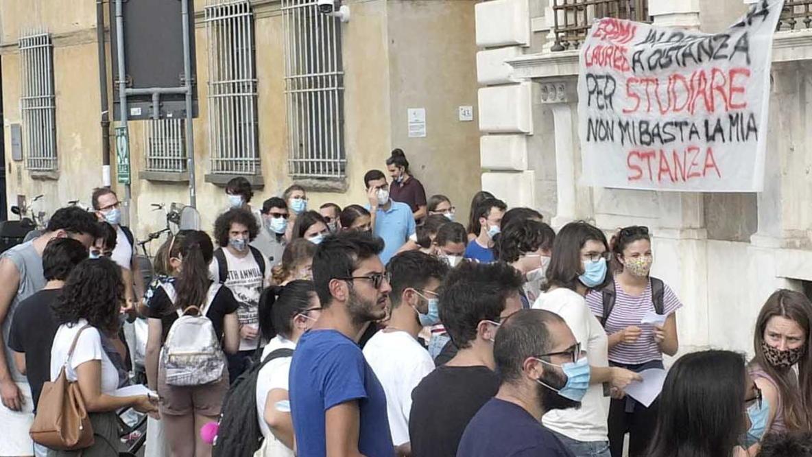 Il sit-in di protesta degli studenti dell’Università di Pisa davanti al Rettorato