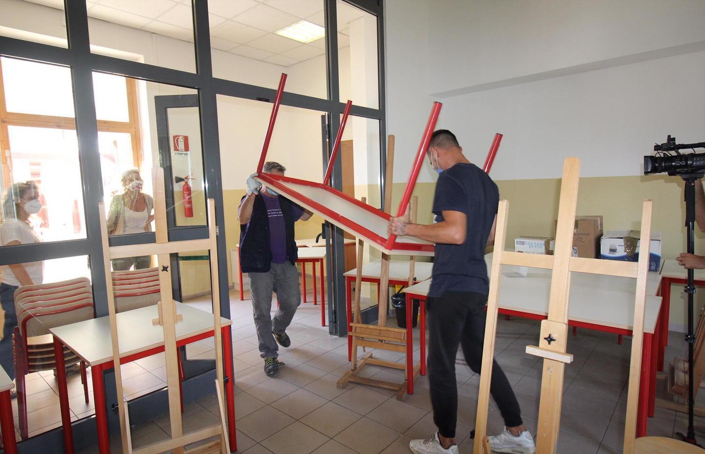 La consegna dei banchi al liceo Brunelleschi