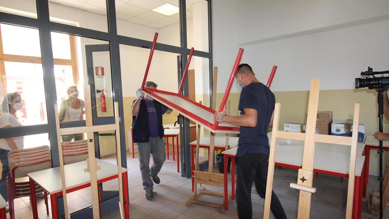 La consegna dei banchi al liceo Brunelleschi