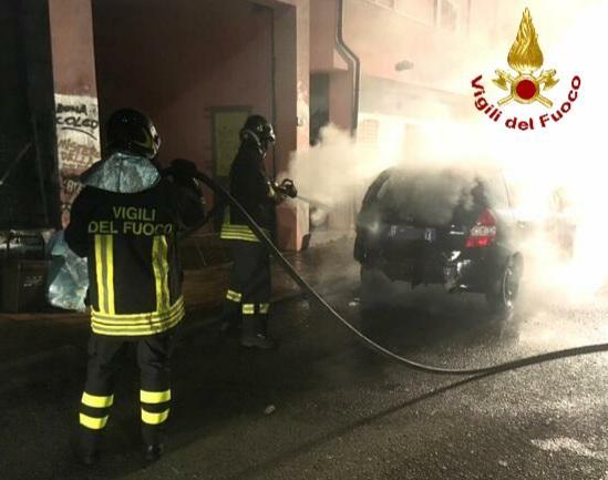Olbia, in fiamme un'auto in via Cavalcanti