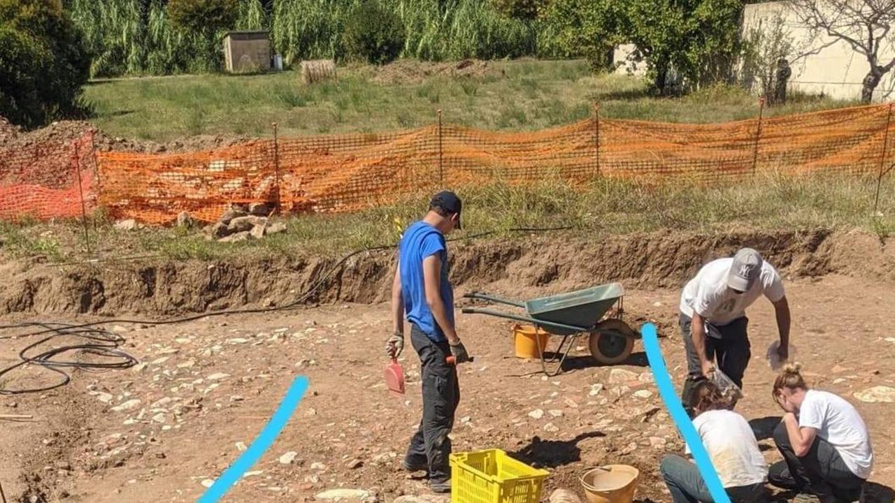 Rara olla in vetro blu di età imperiale. Lo scavo a Caldana continua a stupire