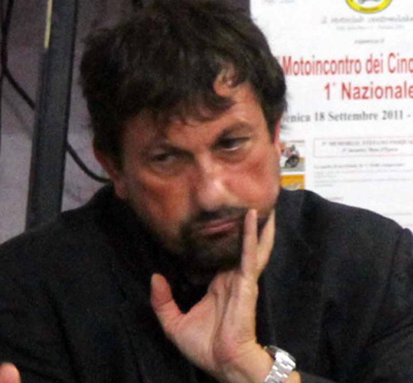 Torna a casa dal lavoro e non trova più la moglie e la figlia. «Ditemi dove sono» 