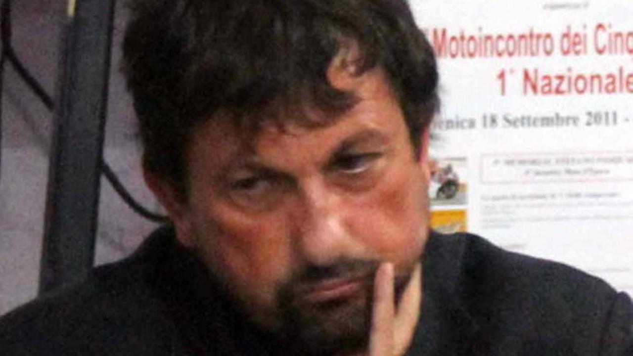 Torna a casa dal lavoro e non trova più la moglie e la figlia. «Ditemi dove sono»