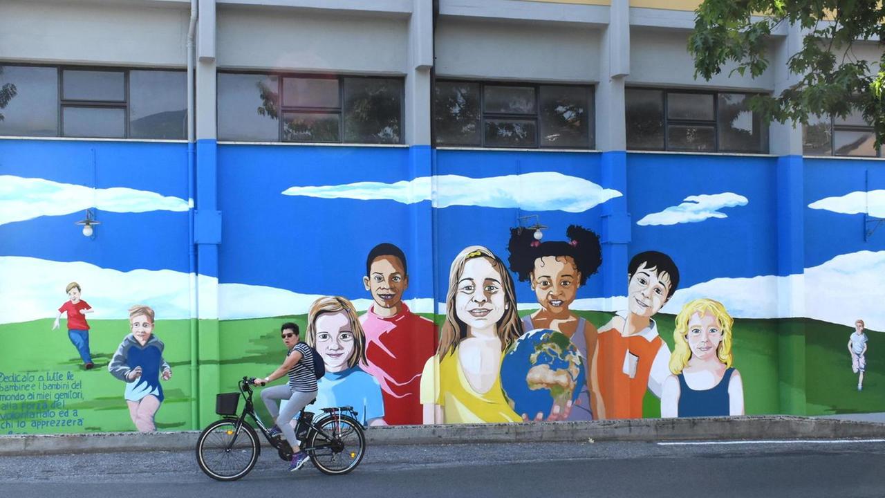 Otto bambini di etnie e culture diverse nel murale dell’artista Daniele Capecchi