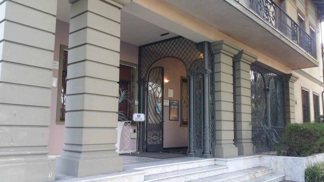 Rapinatore con guanti e mascherina messo in fuga da gestore della sala slot