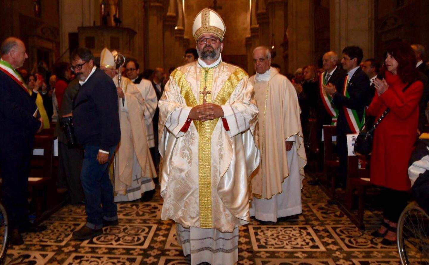 La lettera del vescovo: "Dispiaciuto per l’annullamento del corteo, ma possiamo ancora pregare il Volto Santo" 