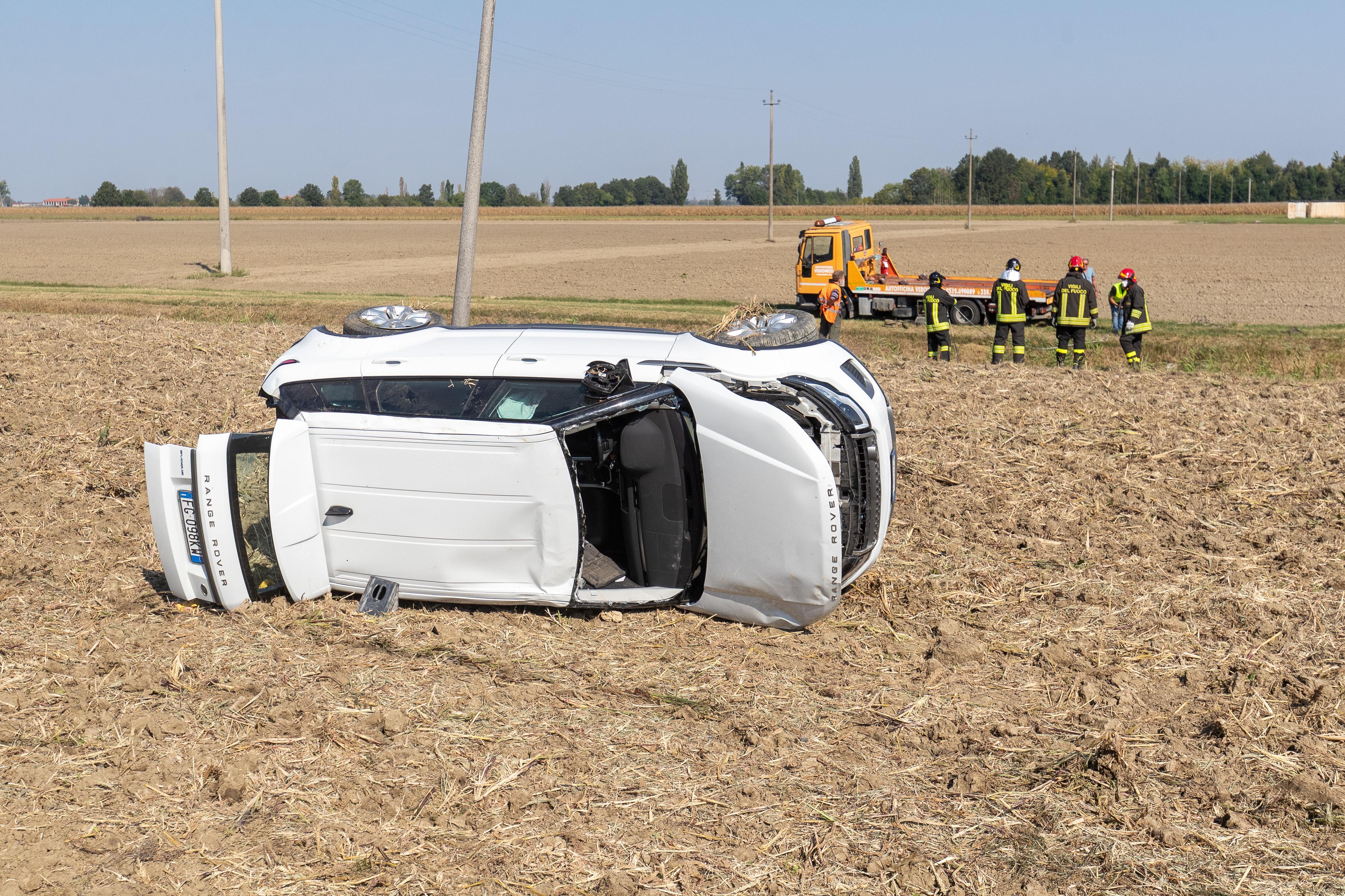 Il guardrail sporgente buca una gomma: auto finisce fuori strada a Scortichino