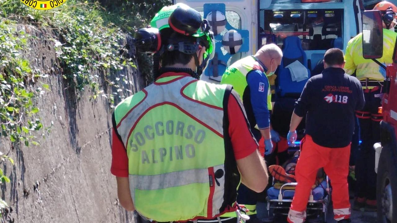 La squadra del Saer al termine dell'intervento di soccorso a un 47enne caduto in una scarpata a Cervarezza