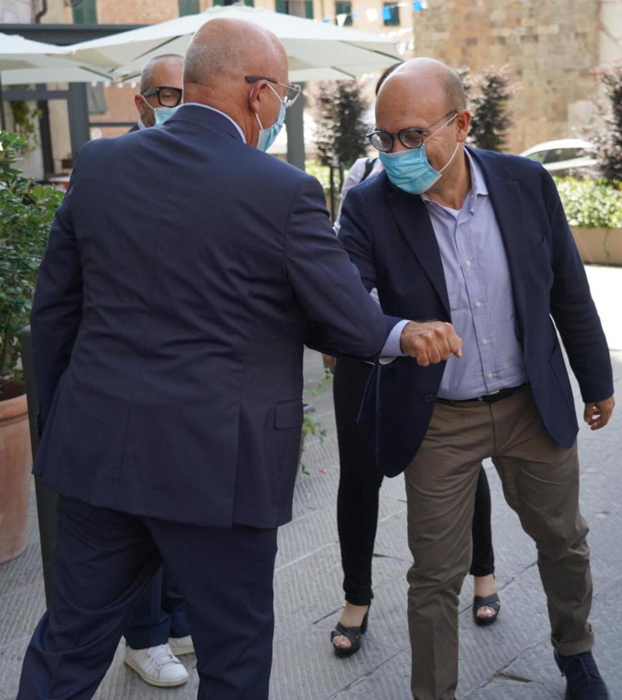 Il viceministro Antonio Misiani a Peccioli: il saluto con Renzo Macelloni davanti al municipio (foto Franco Silvi)