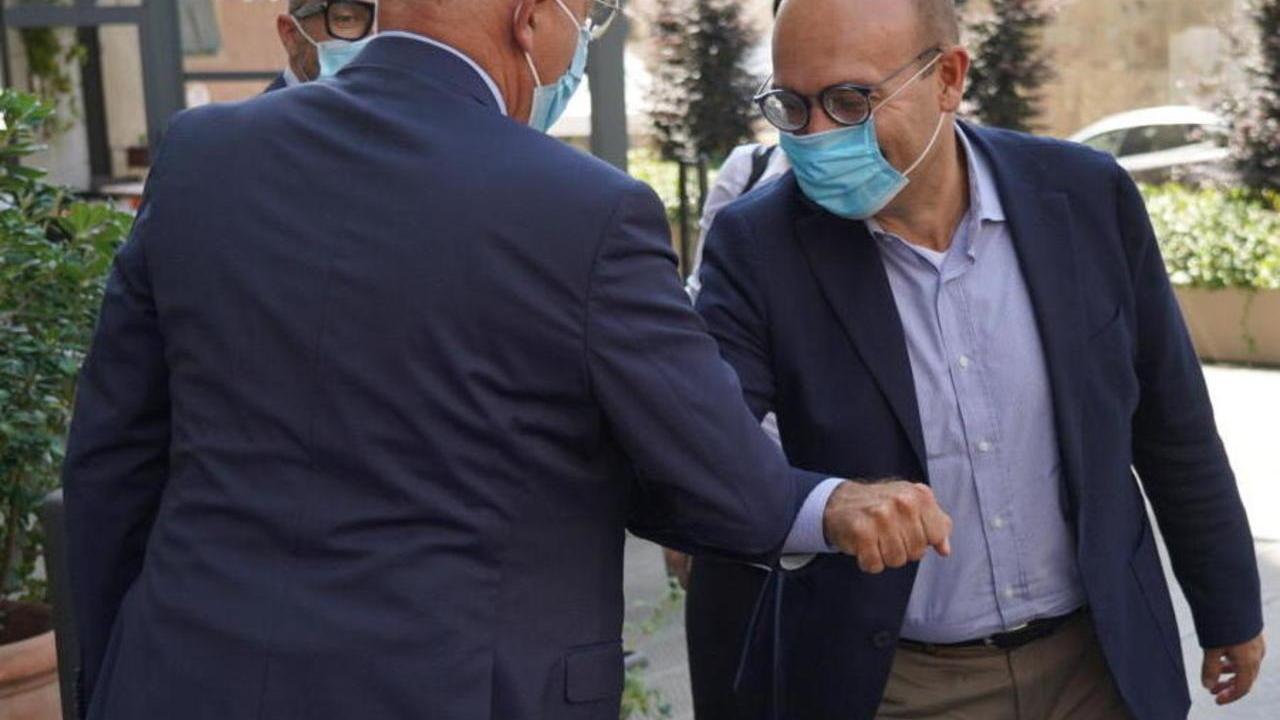Il viceministro Antonio Misiani a Peccioli: il saluto con Renzo Macelloni davanti al municipio (foto Franco Silvi)