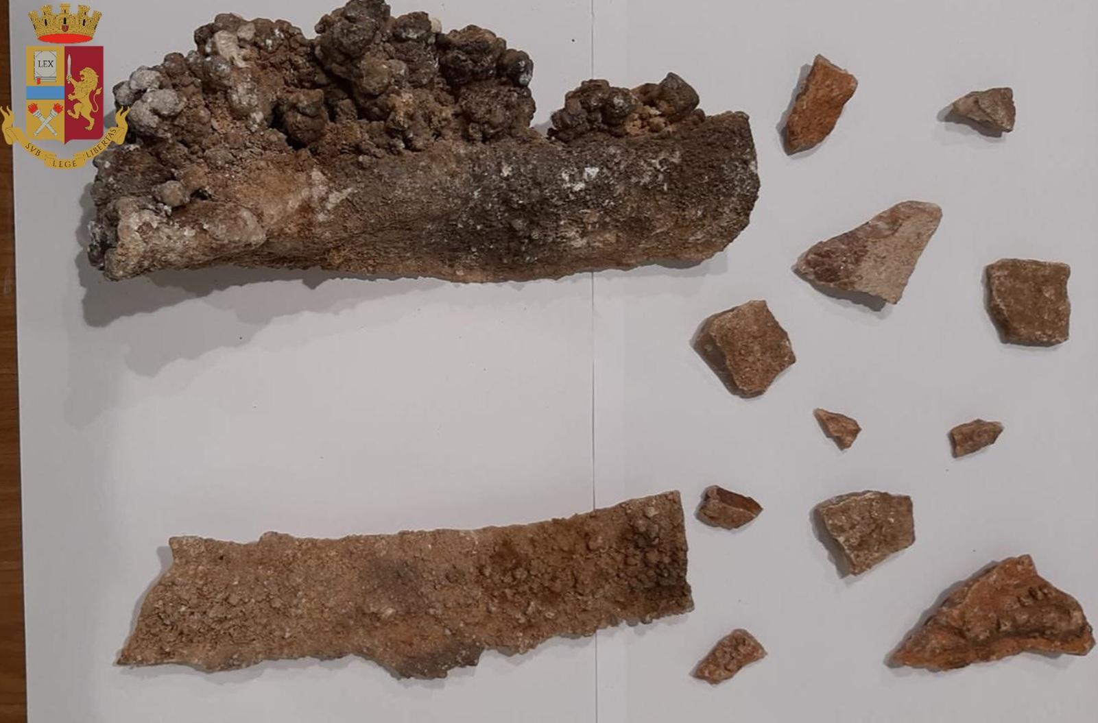 Spezza una stalattite nella Grotta del Fico di Baunei e la porta via, turista scoperto in aeroporto