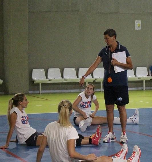 Una fase dell'allenamento del Viva Volley con coach Sandra Cioppi