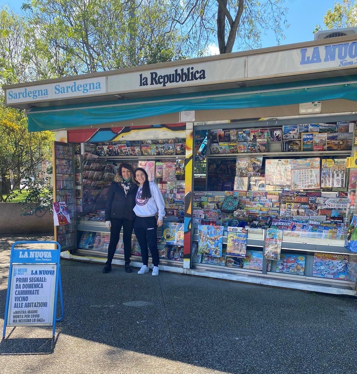 Michela Demontis con la mamma davanti all’edicola di famiglia a Sassari