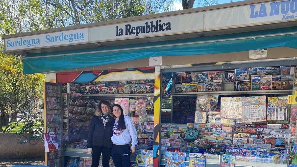 Michela Demontis con la mamma davanti all’edicola di famiglia a Sassari