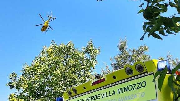Cade dal tetto di casa e fa un volo di 5 metri. Praticamente illeso