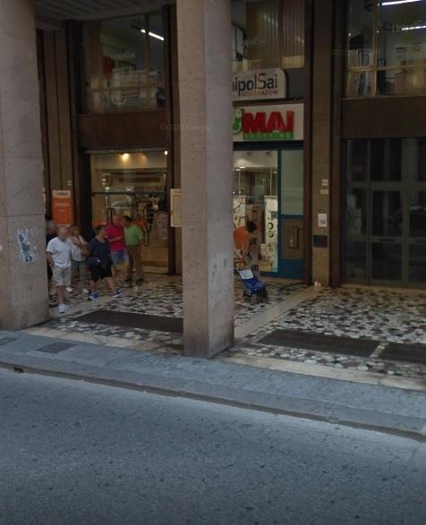 Foto osé nel negozio alla ragazzina, sul cellulare dell’uomo fermato trovate decine di altre immagini 