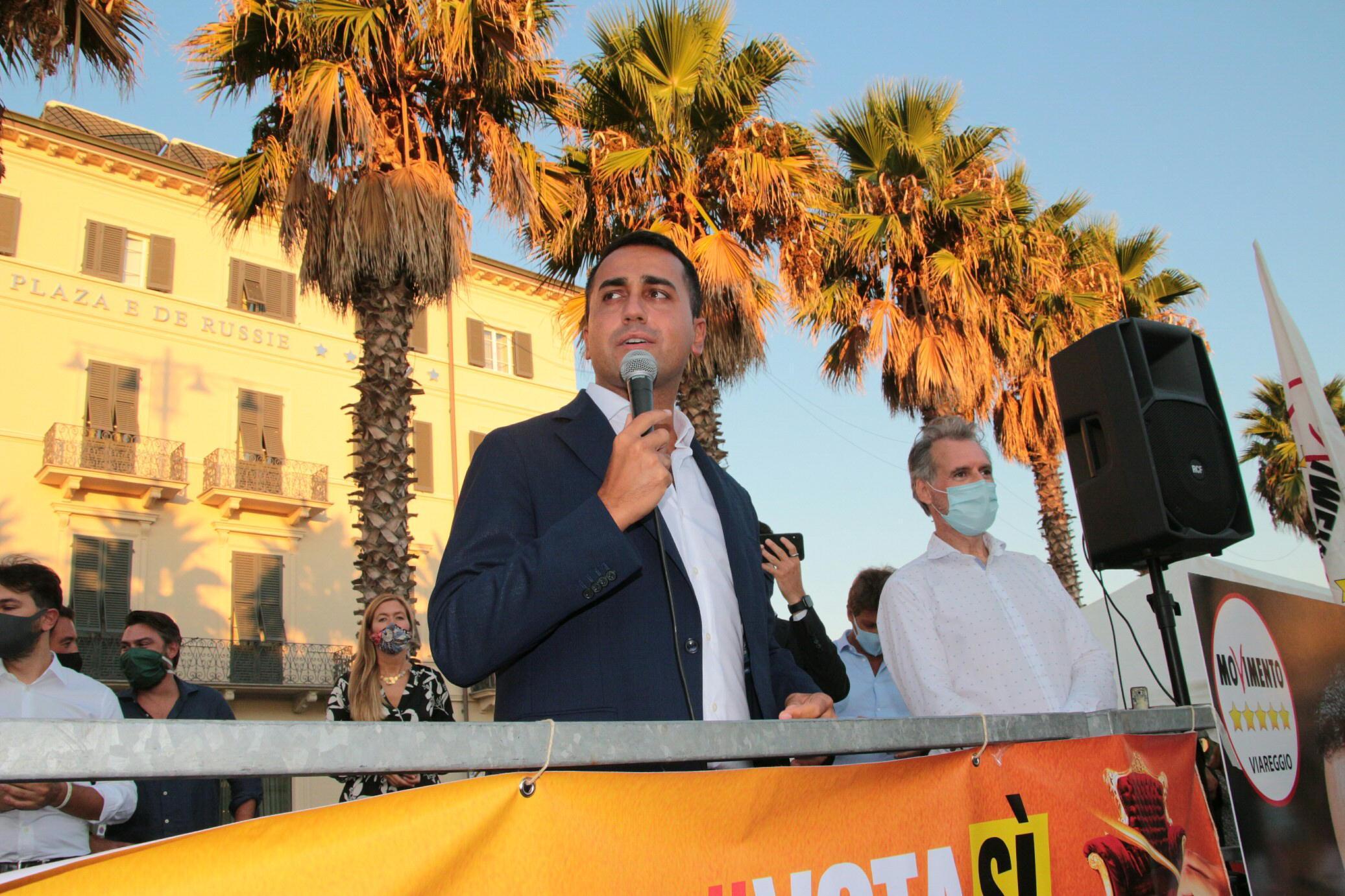 Referendum, Di Maio a Viareggio: "In un momento di crisi è importante risparmiare"