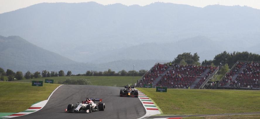 Leclerc, lampi rossi nel verde che incanta. Il Mugello strega Hamilton: “Pista fenomenale” 