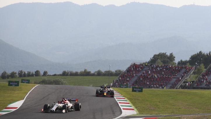 Leclerc, lampi rossi nel verde che incanta. Il Mugello strega Hamilton: “Pista fenomenale”