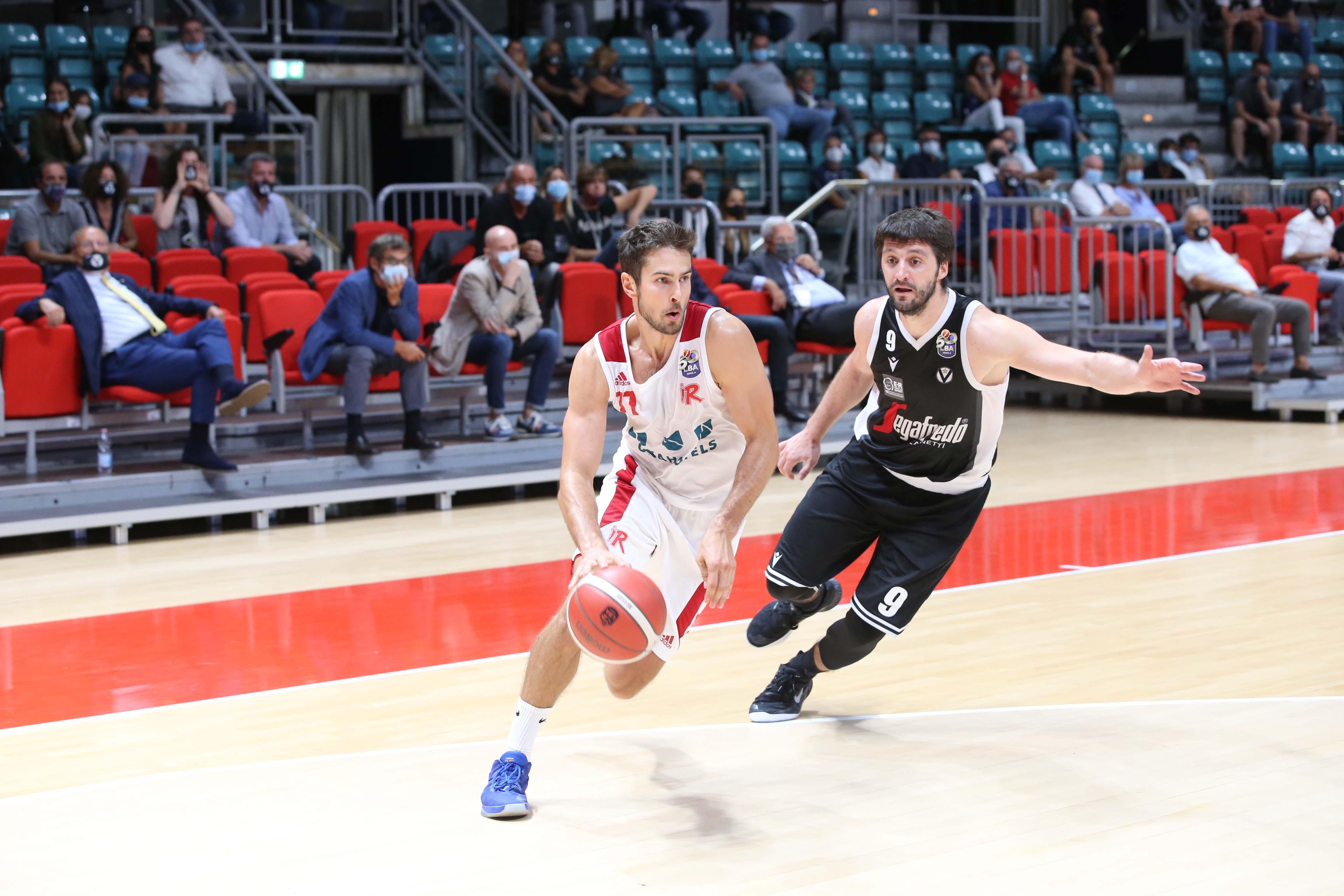 La guardia Tomas Kyzlink in azione nella sfida d'andata con la Virtus