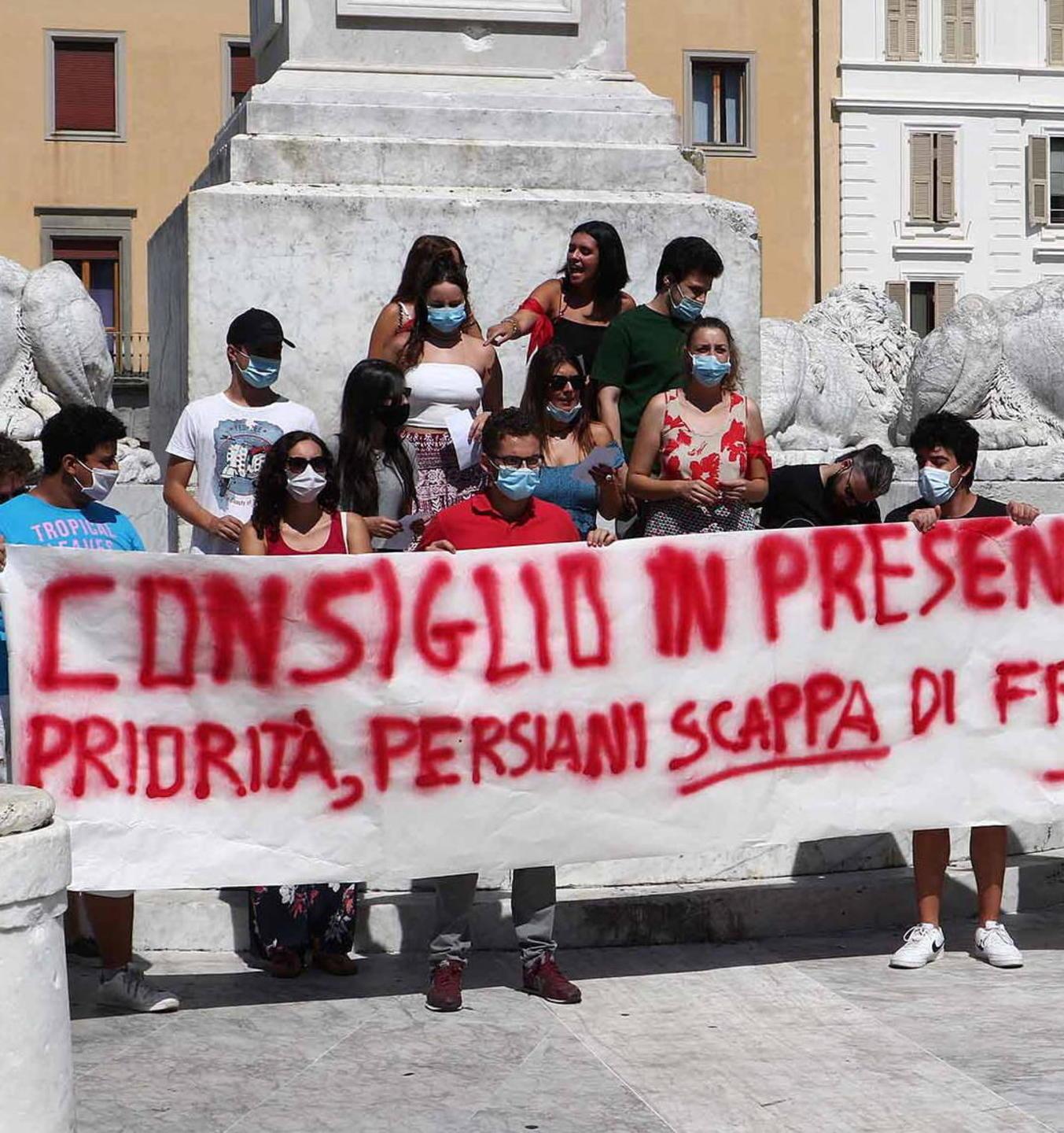 Benedetti: tutti on line Mosti: no, solo in aula Dibattito sul consiglio 
