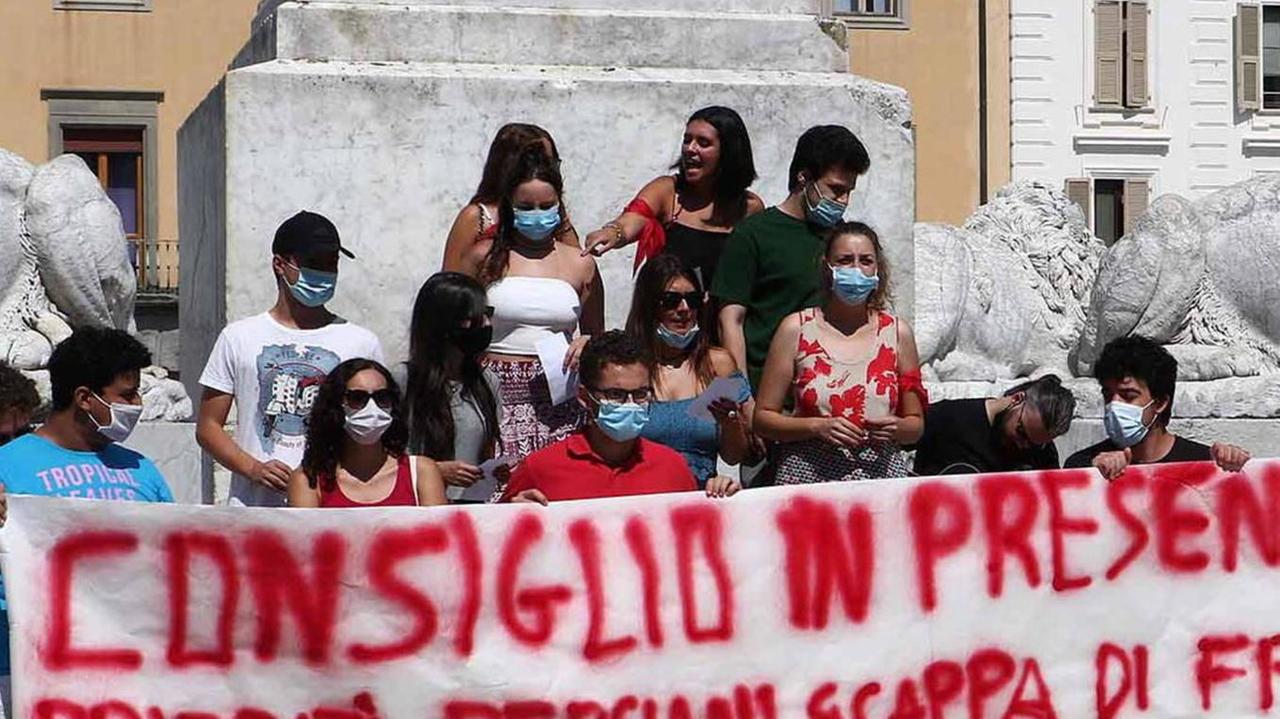 Benedetti: tutti on line Mosti: no, solo in aula Dibattito sul consiglio