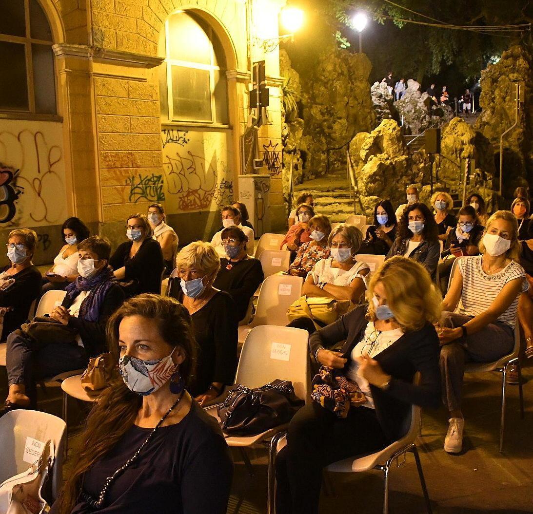 Con le mascherine e a distanza, ma l’effetto festival c’è lo stesso 