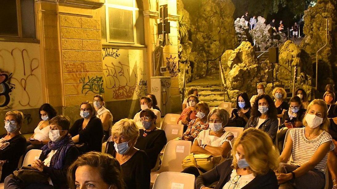 Con le mascherine e a distanza, ma l’effetto festival c’è lo stesso