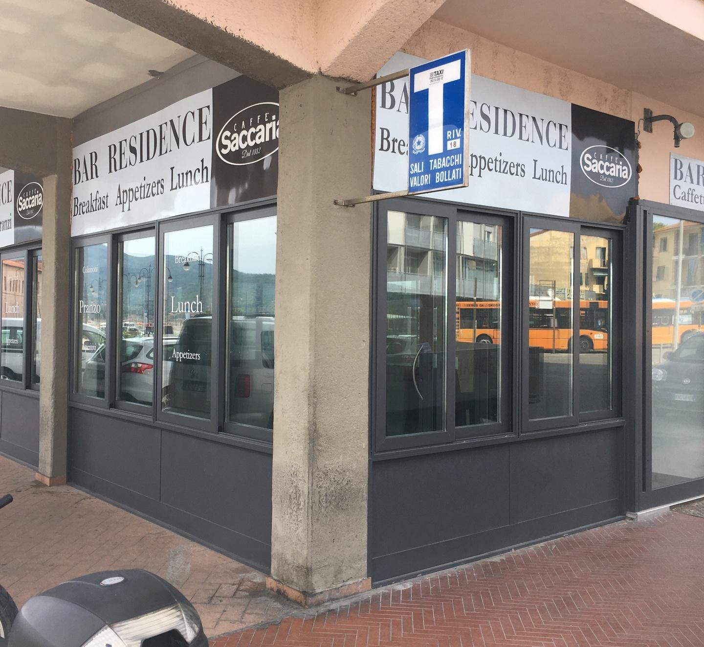 Si è spenta l’insegna del bar Residence Il luogo dove pulsava il cuore del porto