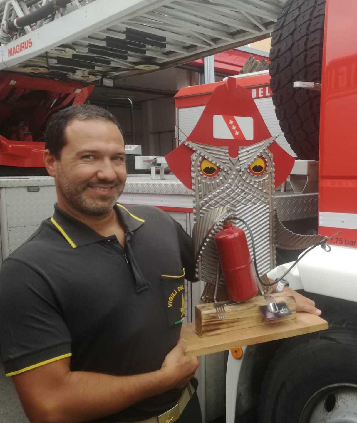 Gufo pompiere in dono ai vigili del fuoco elbani