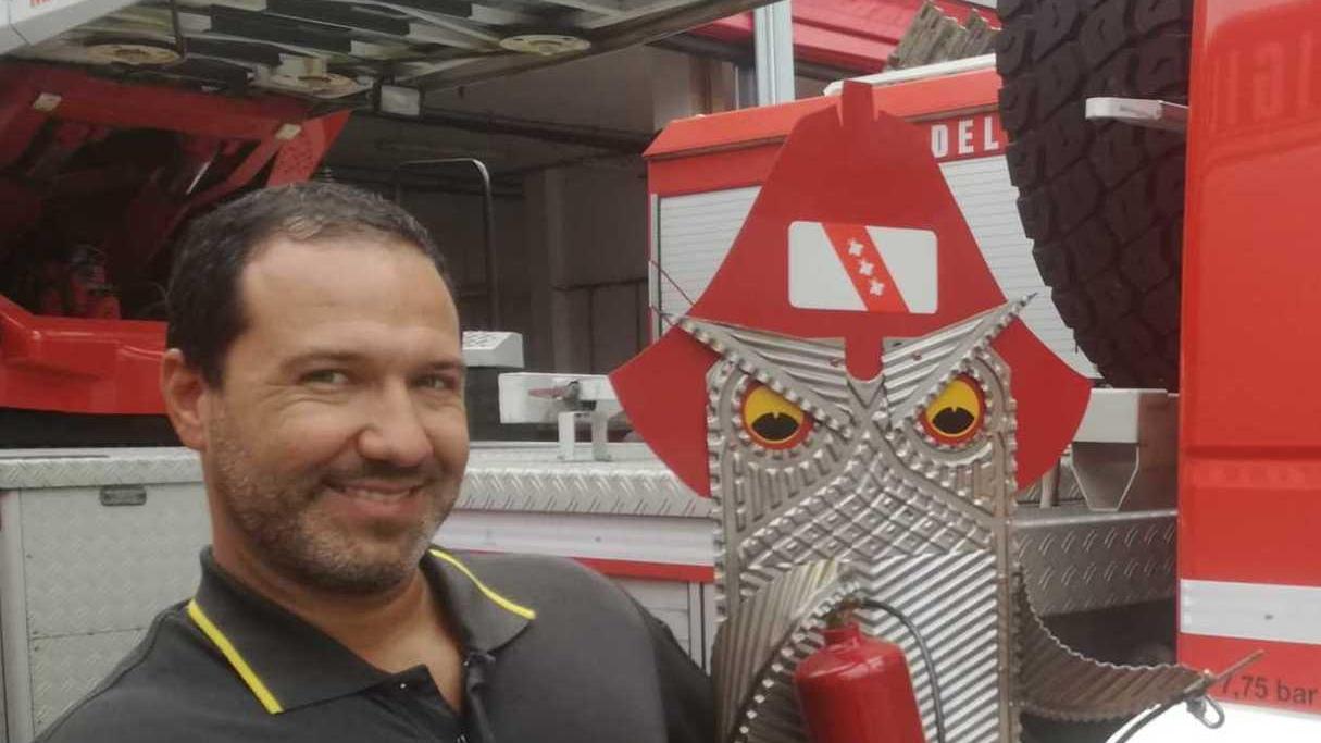 Gufo pompiere in dono ai vigili del fuoco elbani