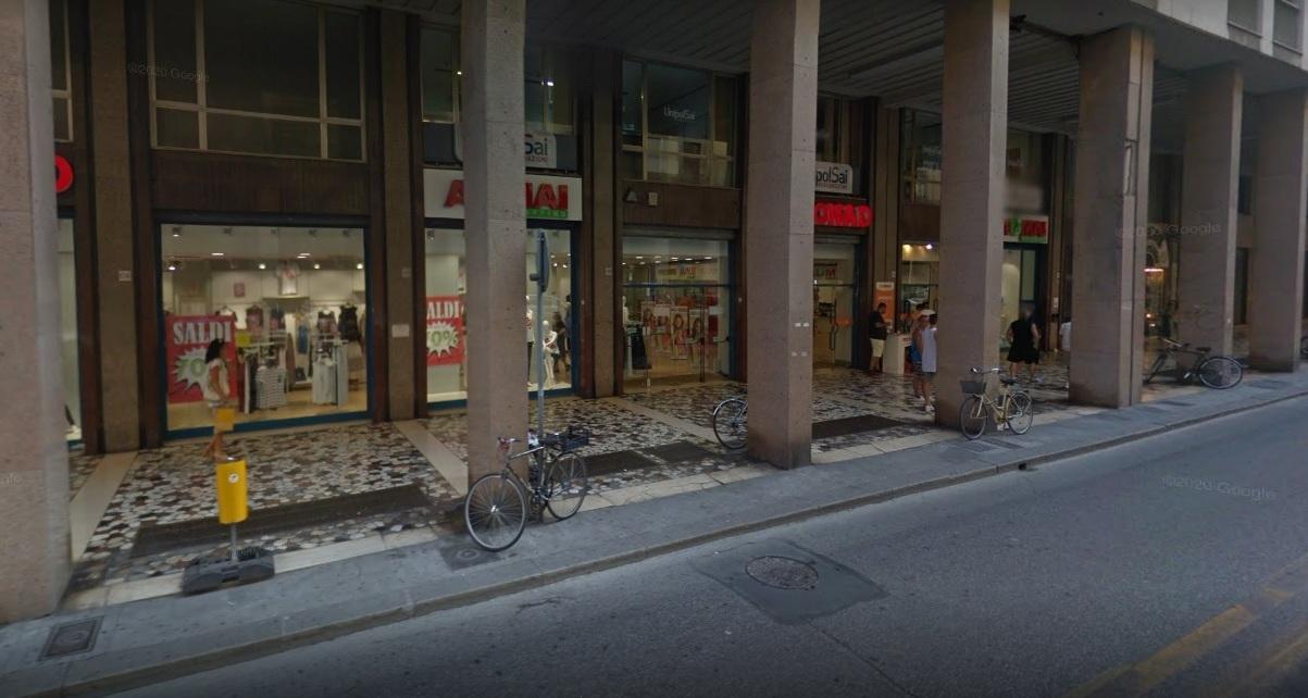 Foto sotto al vestito di una minore Telefono sequestrato a un 70enne 