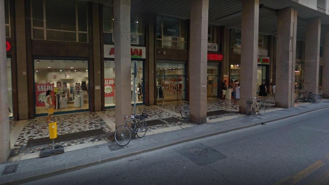 Foto sotto al vestito di una minore Telefono sequestrato a un 70enne