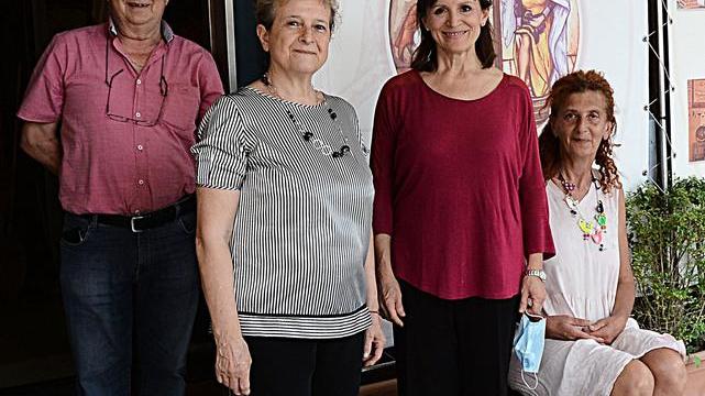 Le sarte Anna, Marisa e Rita vestono le Dame del tortellino